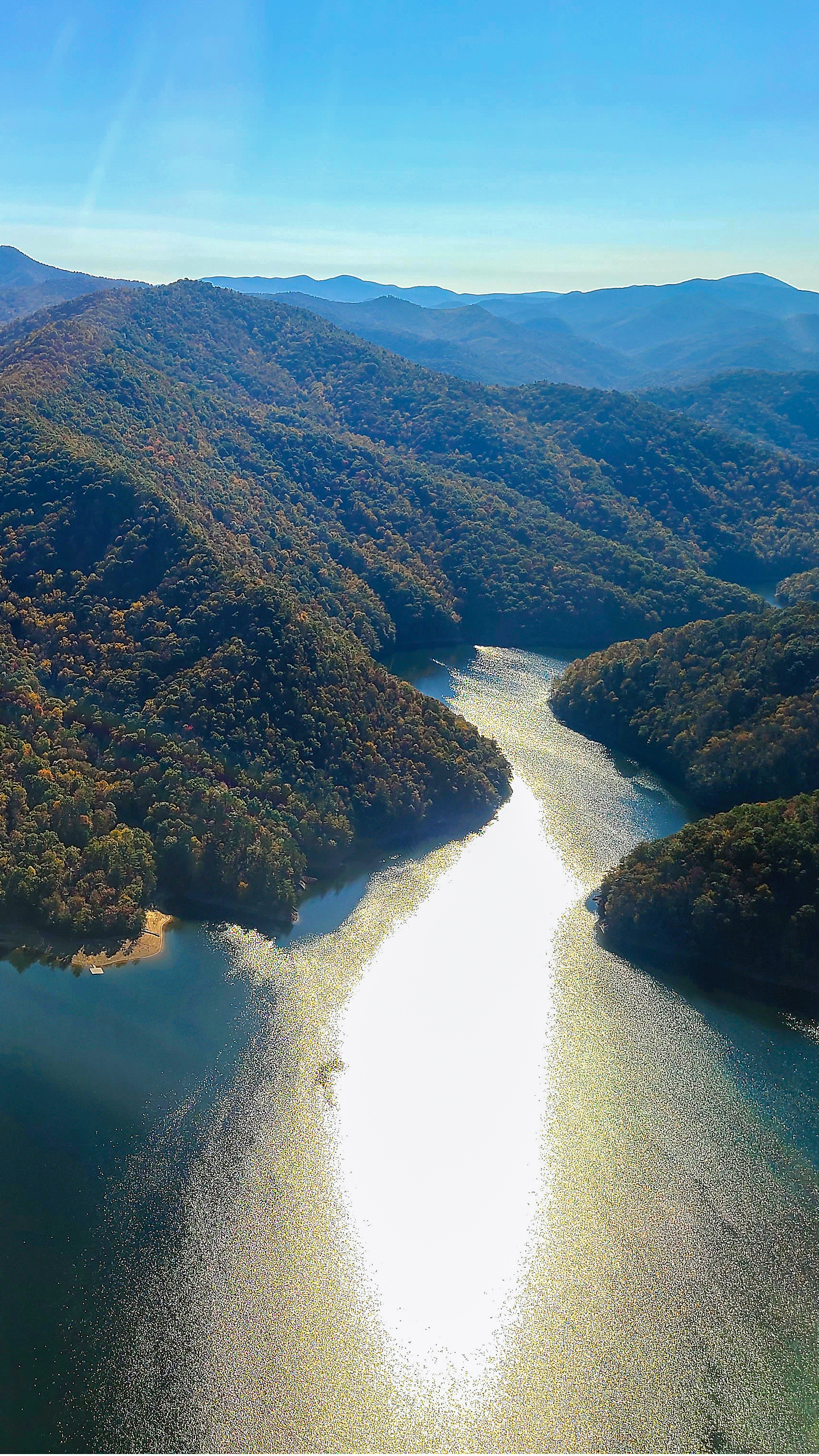 Fontana Lake, North Carolina, glistens in the morning light. The visibility and agility of the RV–12 made it a delight to enjoy these beautiful views. 