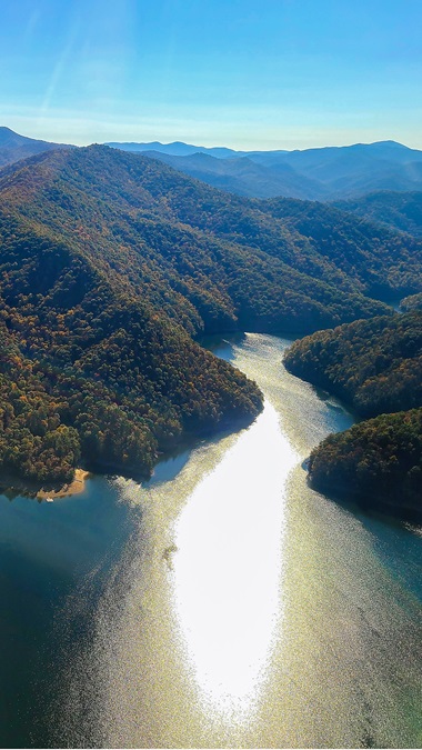 Fontana Lake, North Carolina, glistens in the morning light. The visibility and agility of the RV–12 made it a delight to enjoy these beautiful views.