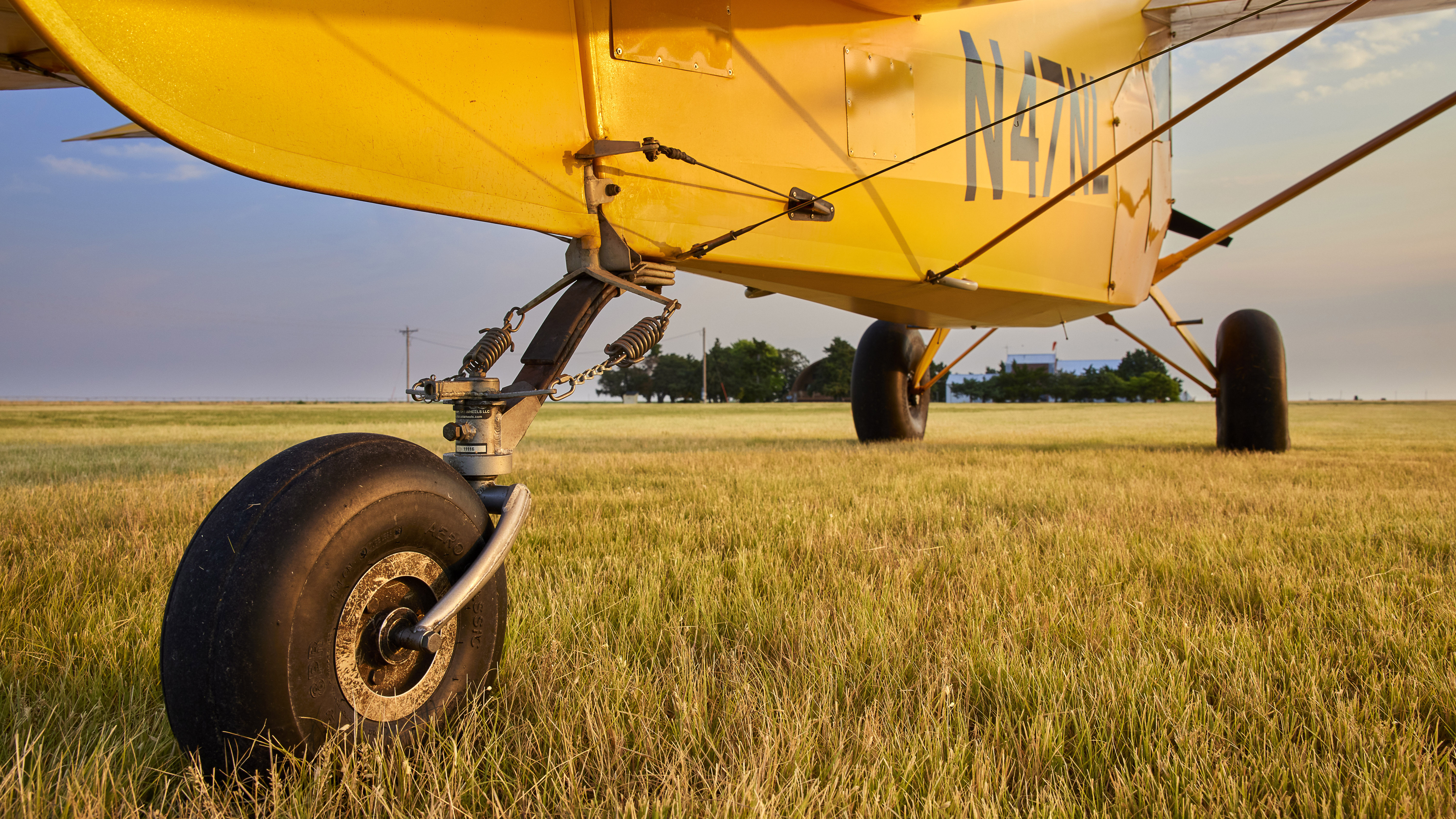 A 10-inch full swiveling tailwheel incorporates a pin that pops in for rudder pedal steering.