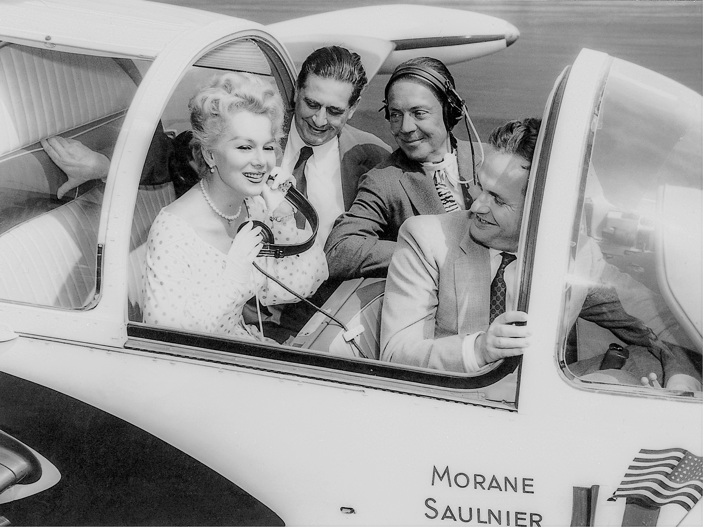 On the jet’s American tour, actress Eva Gabor (left) gets a demo flight. (HERITAGE MORANE-SAULNIER DAHER)