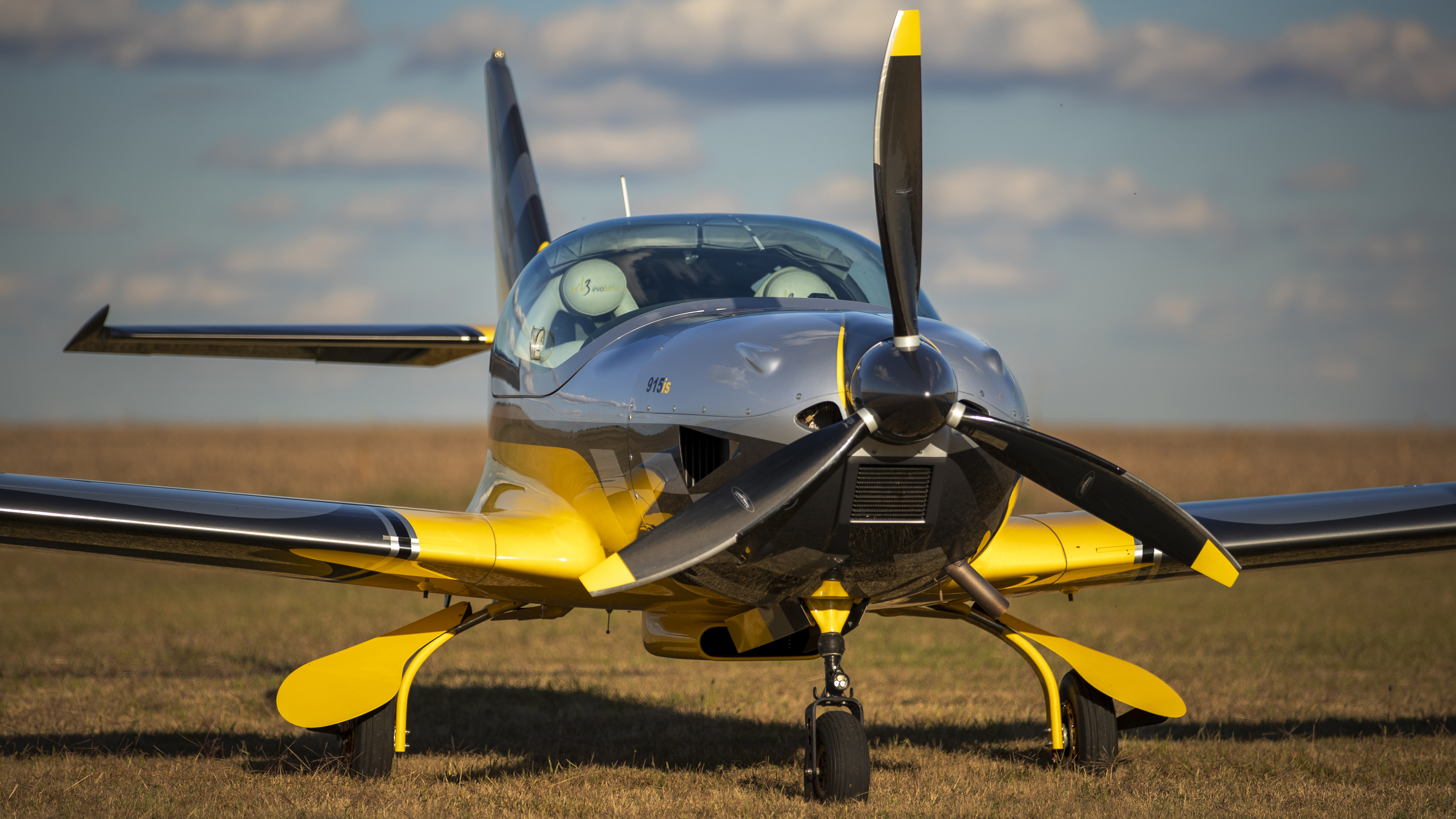 As a result, European manufacturers are producing sleek, efficient, versatile airplanes like this VL3 that offer impressive speed, range, advanced technology, and low operating costs.