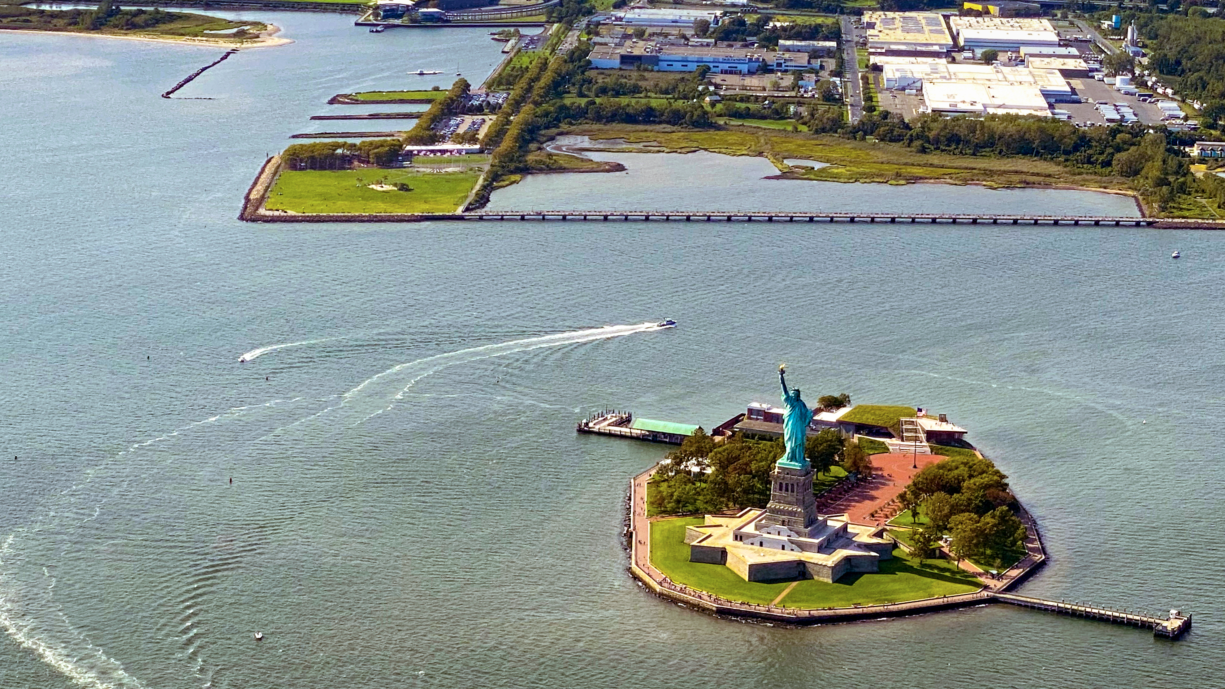 New England flying offers easy access to landmarks such as the Hudson River corridor.