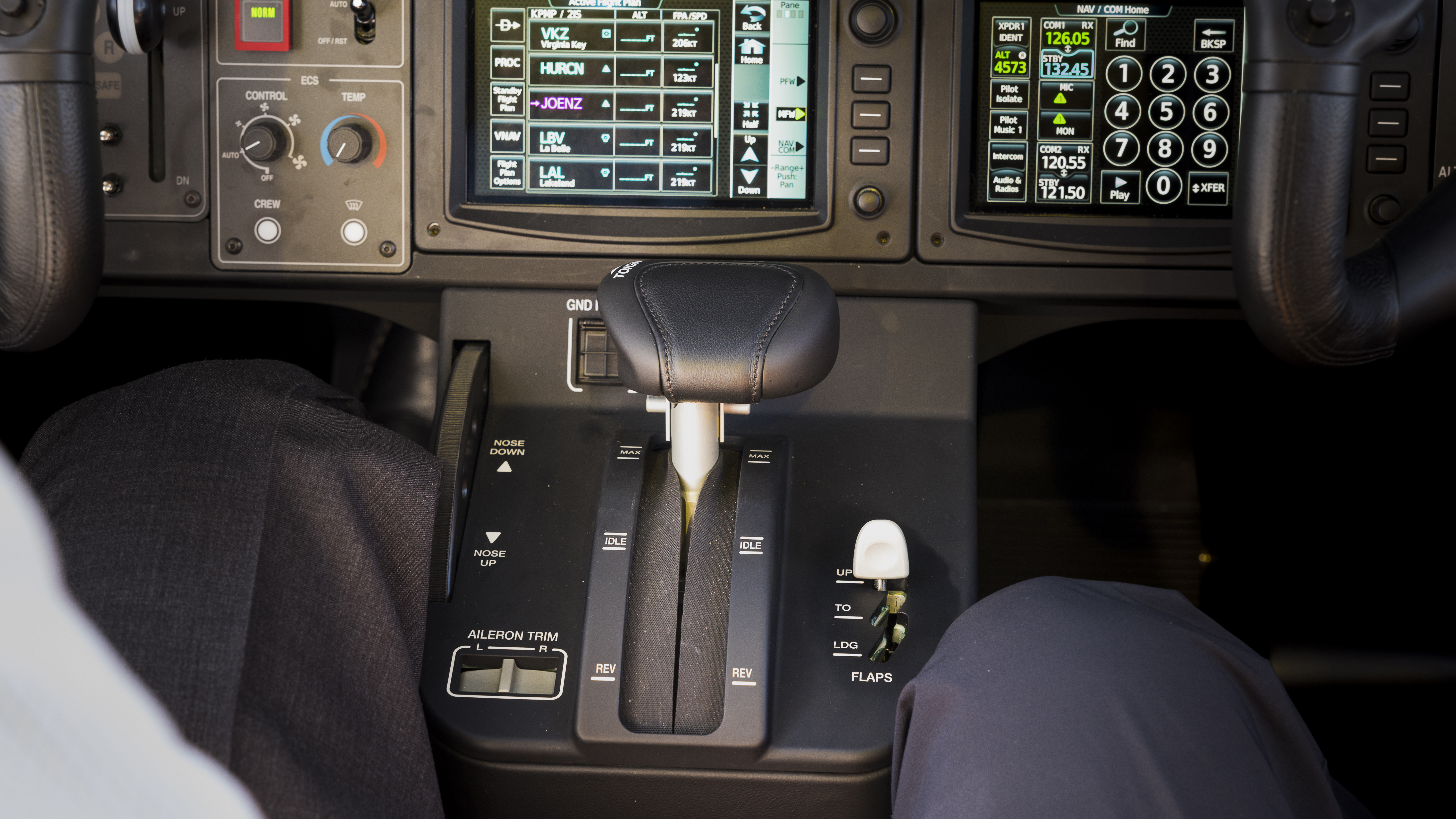 The new single-lever power control does away with the propeller and condition levers of the previous TBMs. Its autothrottle function makes precise power settings according to the airspeeds dialed into the GFC 700’s speed control, provides optimal engine performance, and the entire digital power delivery system protects against hot starts, overspeeds, and underspeeds. Push the power lever full forward and the engine and propeller electronic control system (EPECS) ensures maximum power during takeoffs and in cruise flight at any altitude.