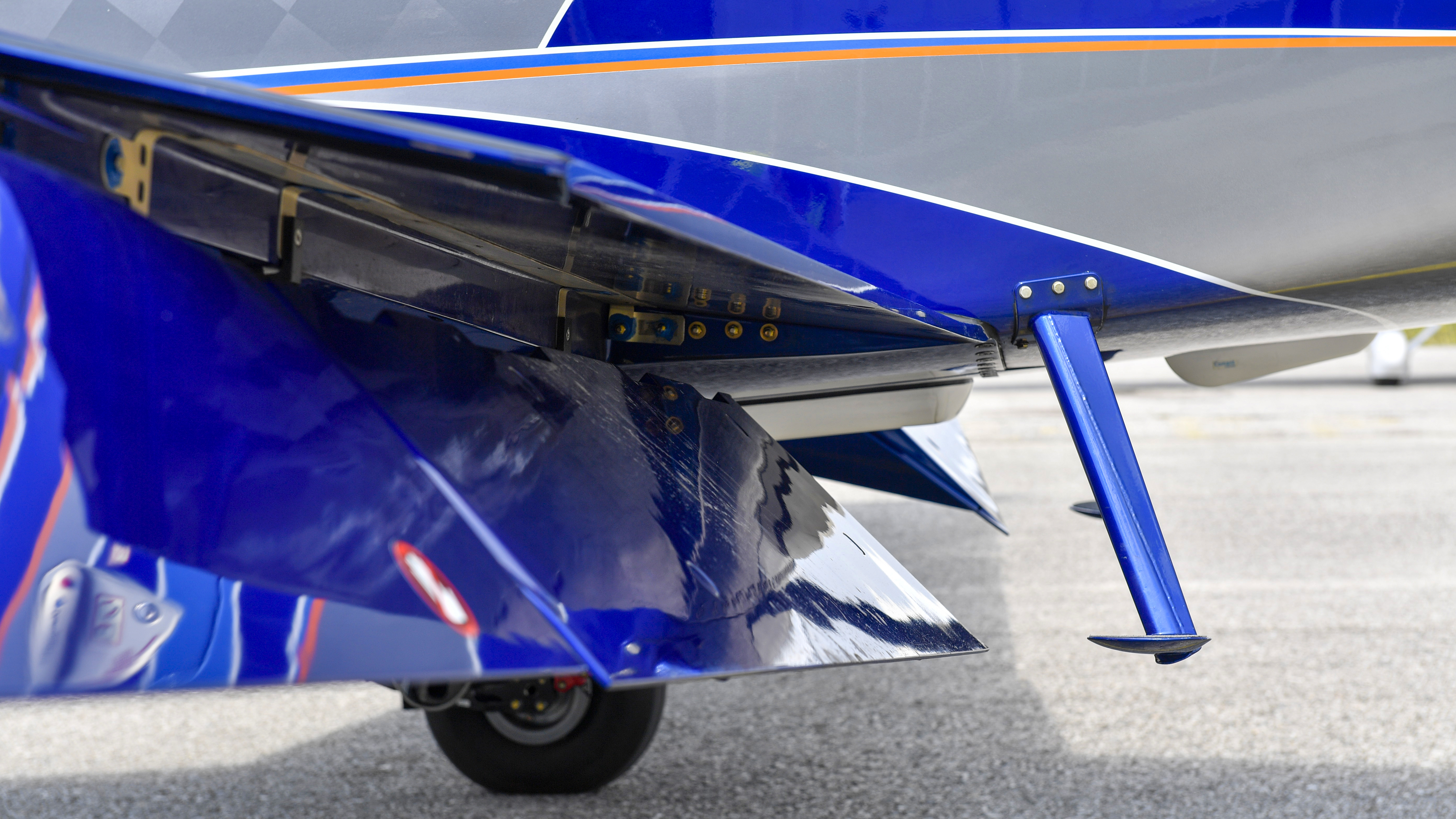 The DA50 RG’s huge flaps consist of double-slotted Fowler flaps at their outboard sections, and split flaps at the inboard sections, beneath the wing walks. Together with the vortex generators mounted ahead of the ailerons, this flap design helps preserve lift and roll control at sub-stall airspeeds. Diamond says that this low-speed control allows an alternative to a ballistic parachute system because in engine-out situations it lets pilots steer at airspeeds in the mid-50 KIAS range while descending at rates as low as 700 fpm. The seat and cabin structure can withstand crash loads up to 26 Gs.