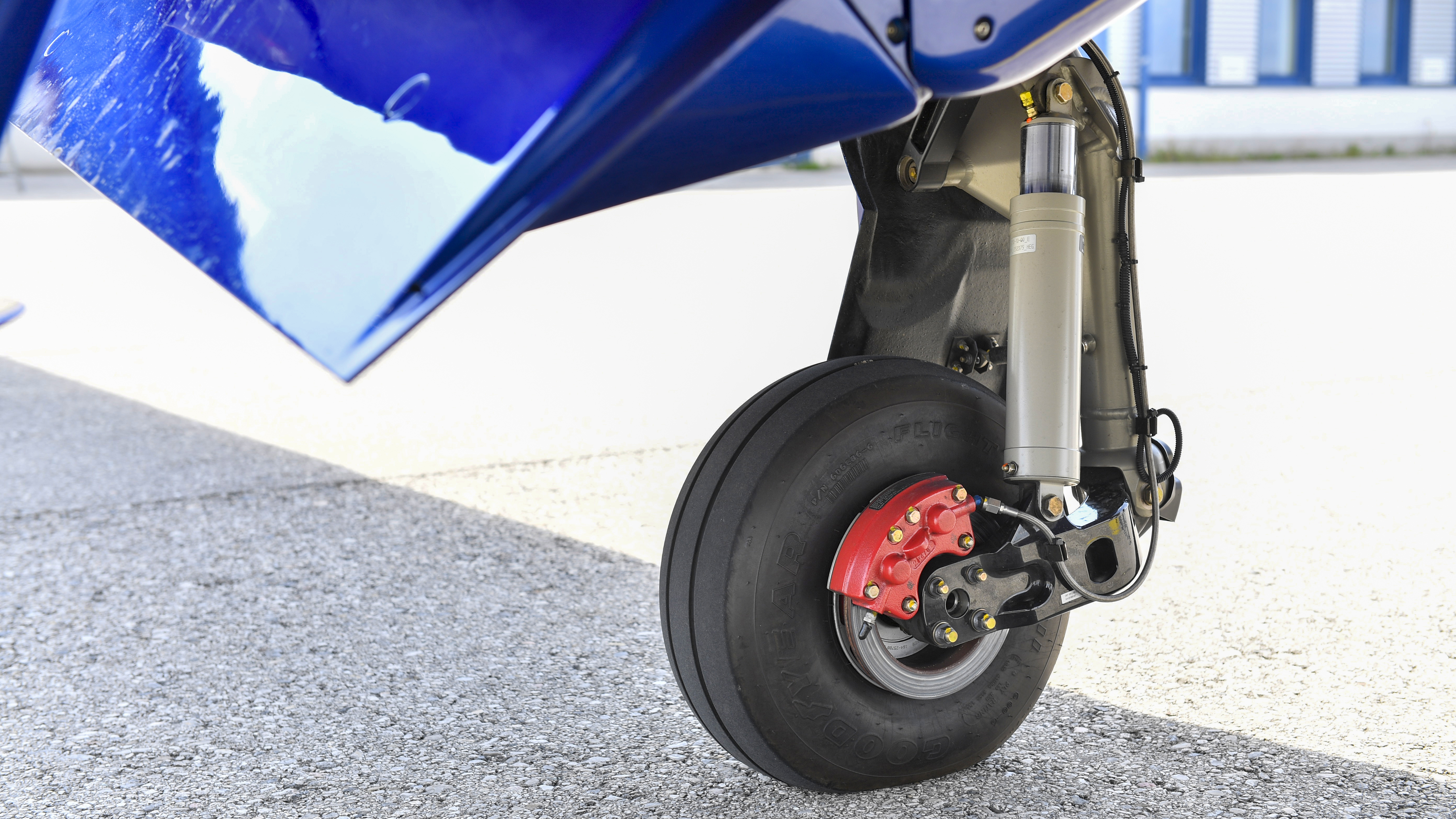 ...—it makes docile landings thanks to its trailing-link landing gear geometry.