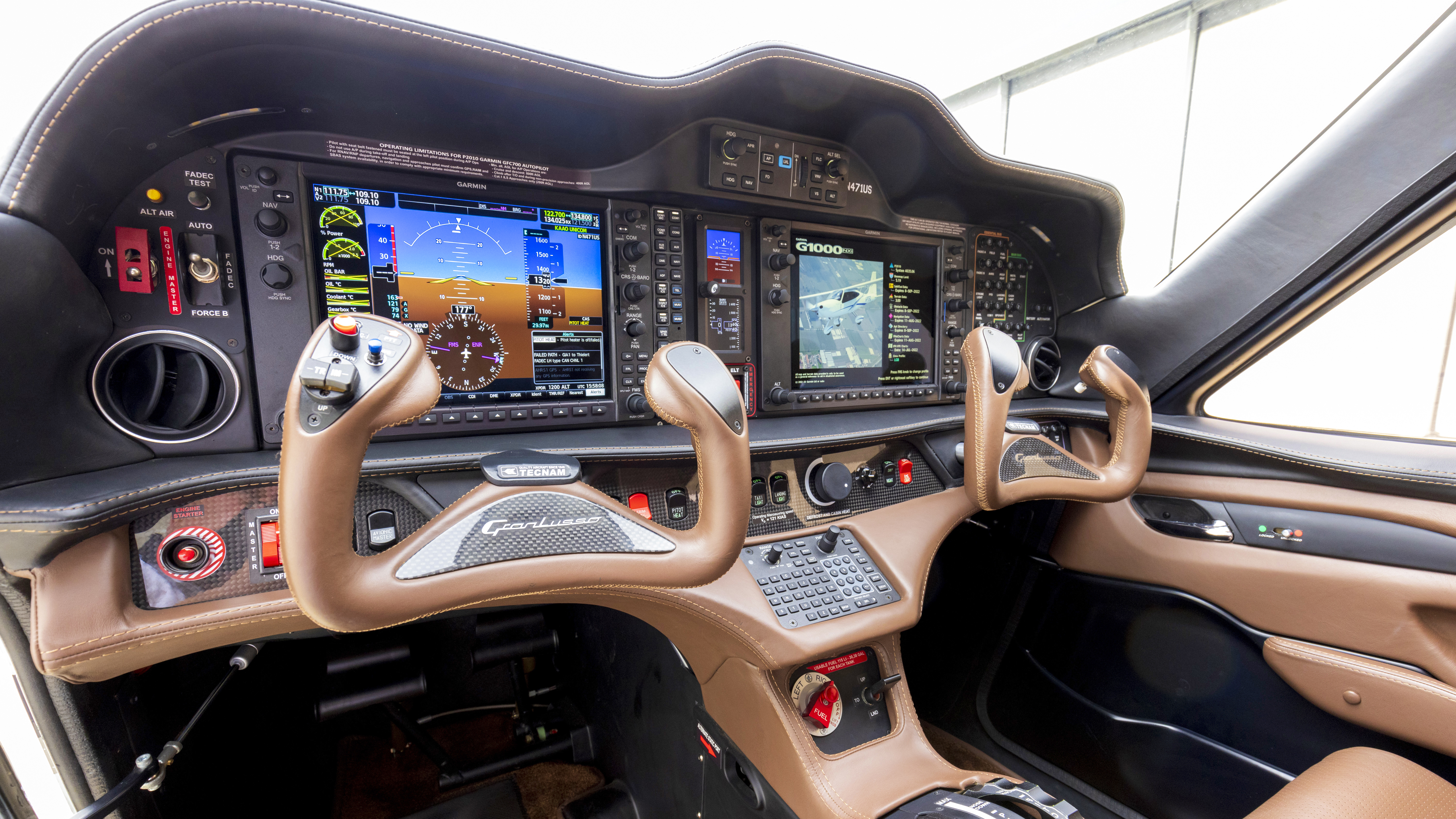 The panel’s Gran Lusso treatment includes Garmin G1000NXi avionics, an autopilot with a level button, a new fuel selector, single-lever power control, and center console-mounted parking brake.
