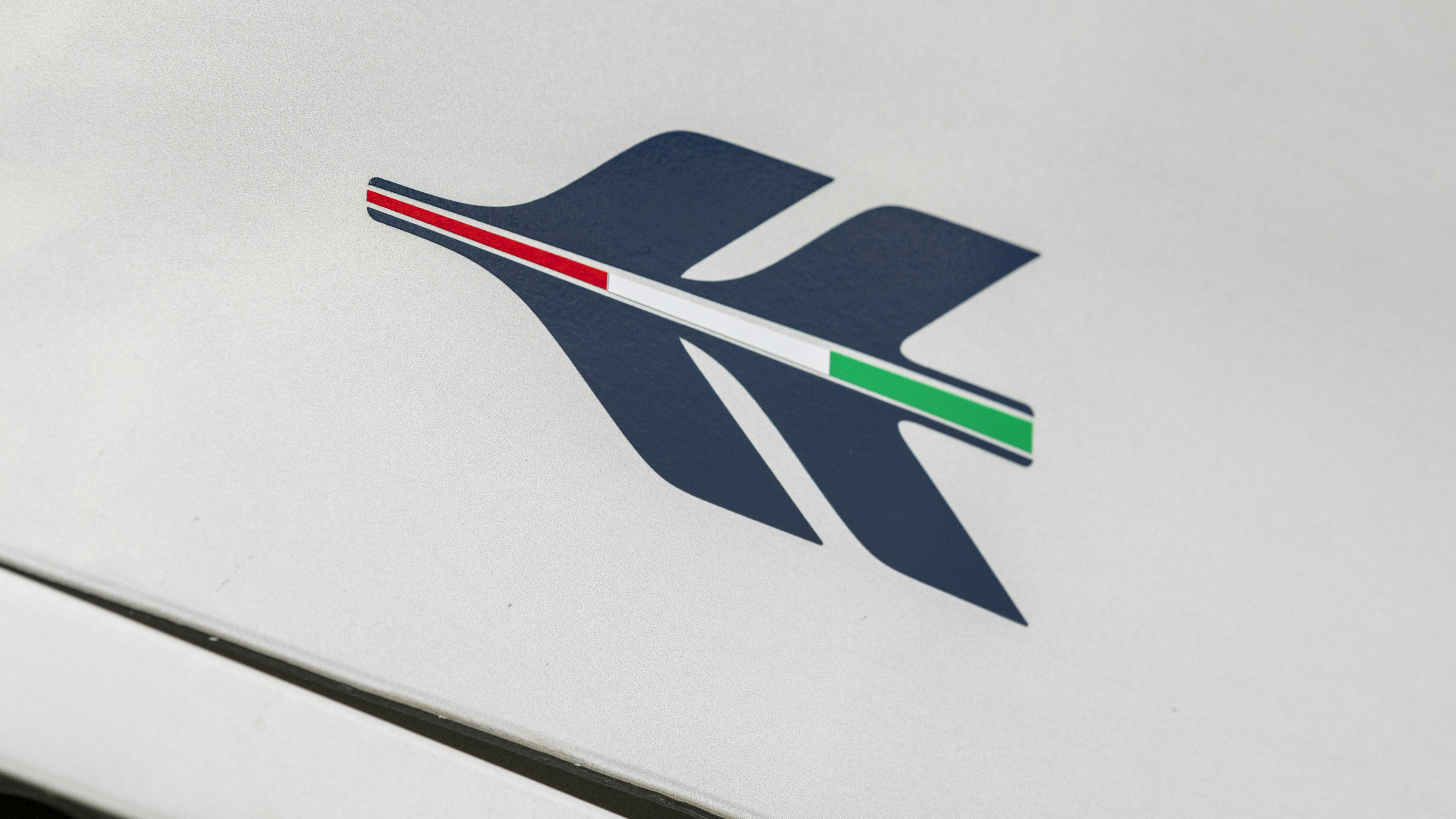Grand Lusso's logo, displaying the Italian colors.