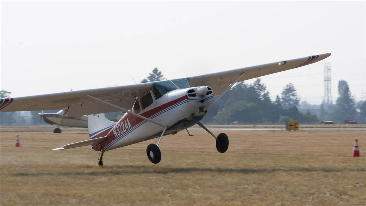 A Cessna 170B performs a short takeoff at the AOPA Hangout in Spokane, Washington. (Photos by David Tulis/Nikki Britton)