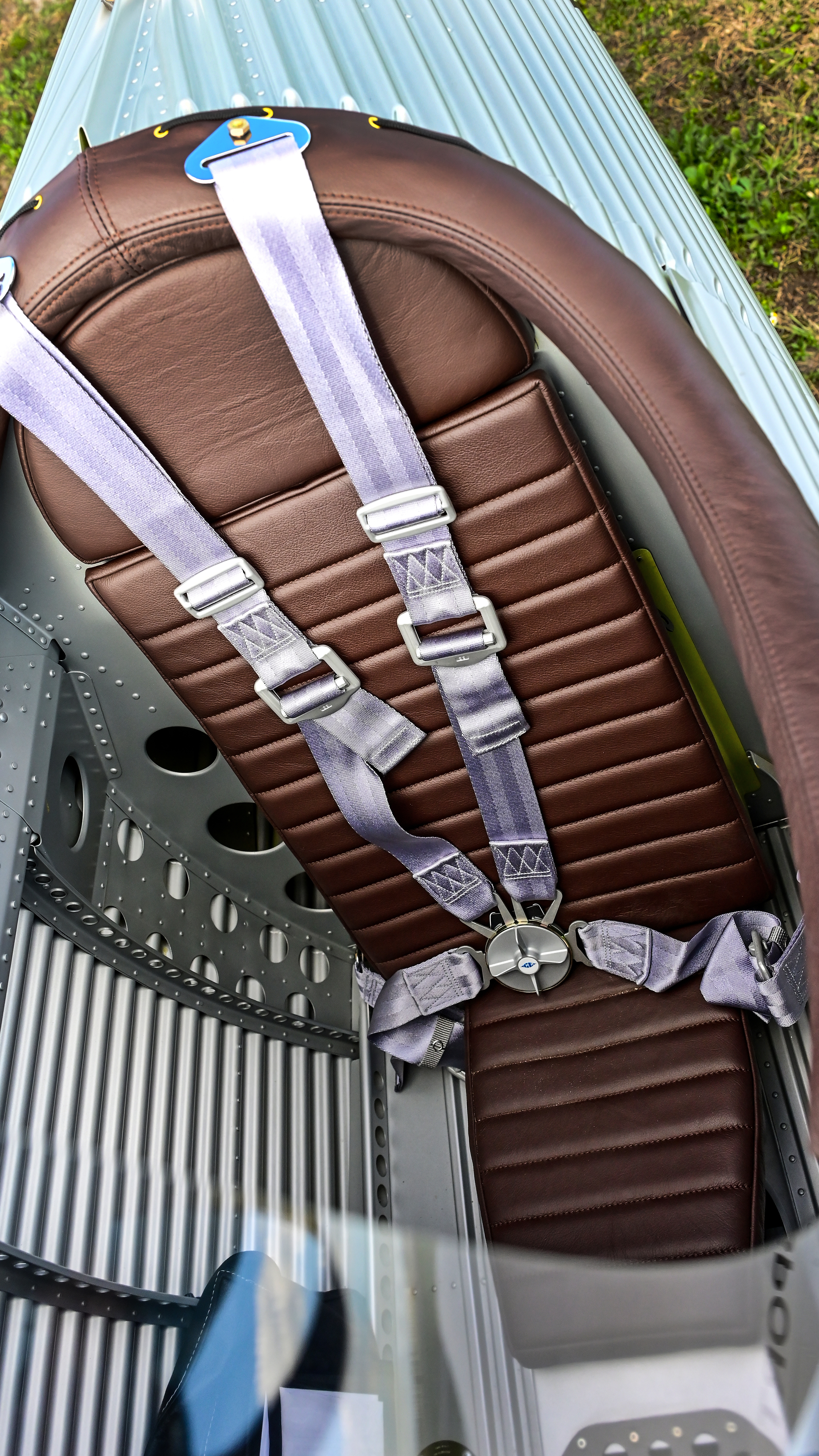 Four-point harnesses are in each cockpit.