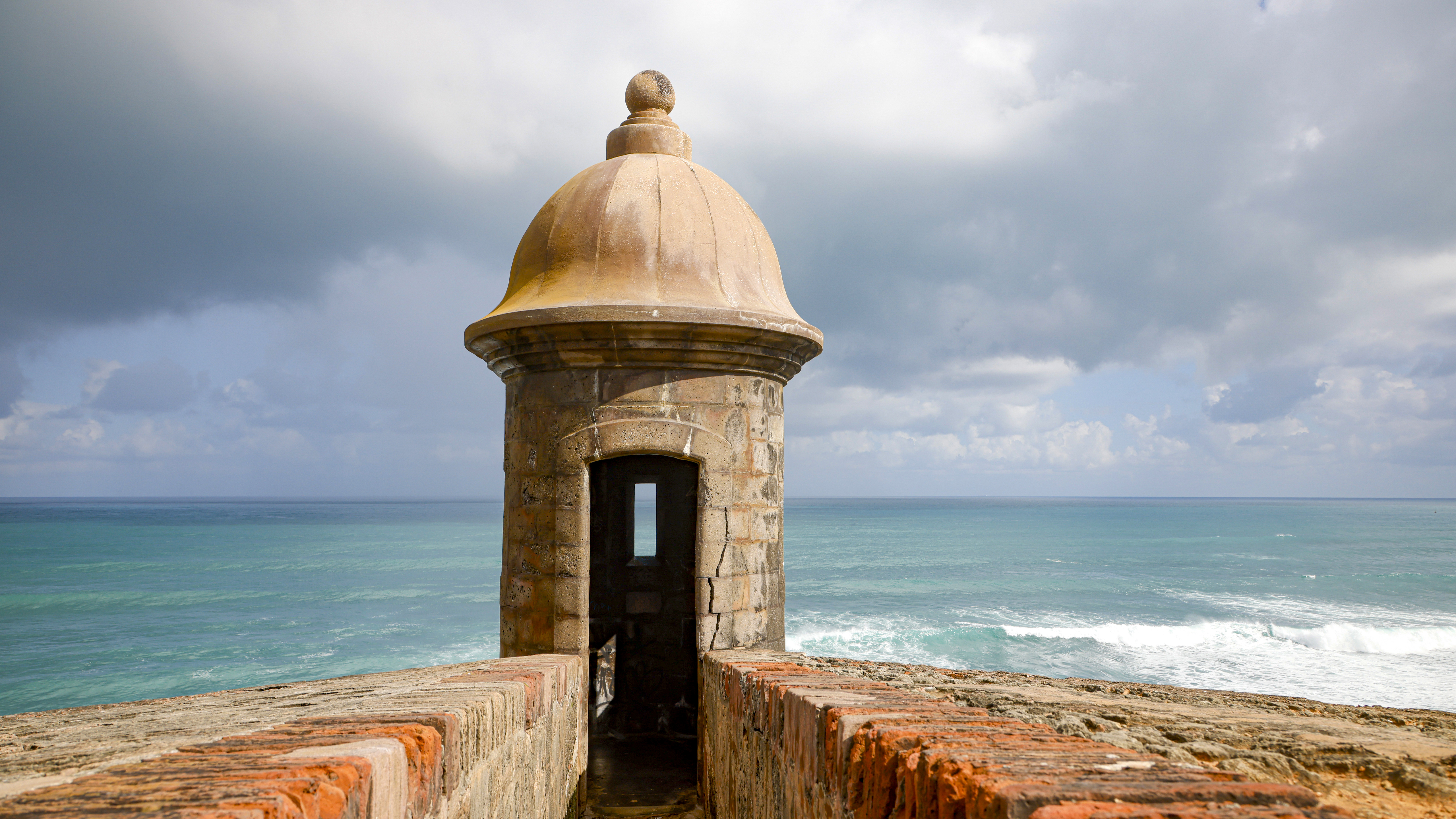The historic 16th century fort (Castillo San Felipe del Morro) overlooks the San Juan Harbor. Following the coastline to the west, then making a 90-degree left turn over the fort is a scenic setup to a left base pattern entry for Runway 9 at Isla Grande Airport. (Photography by Chrise Rose)