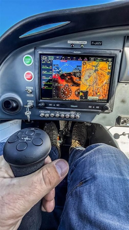 The green "start" and red "stop" buttons on the instrument panel begin the FADEC-controlled startup and shutdown sequences on the Turbotech engine. There's no way for a pilot to damage the engine via a hot start. Photography by Jean-Marie Urlacher.