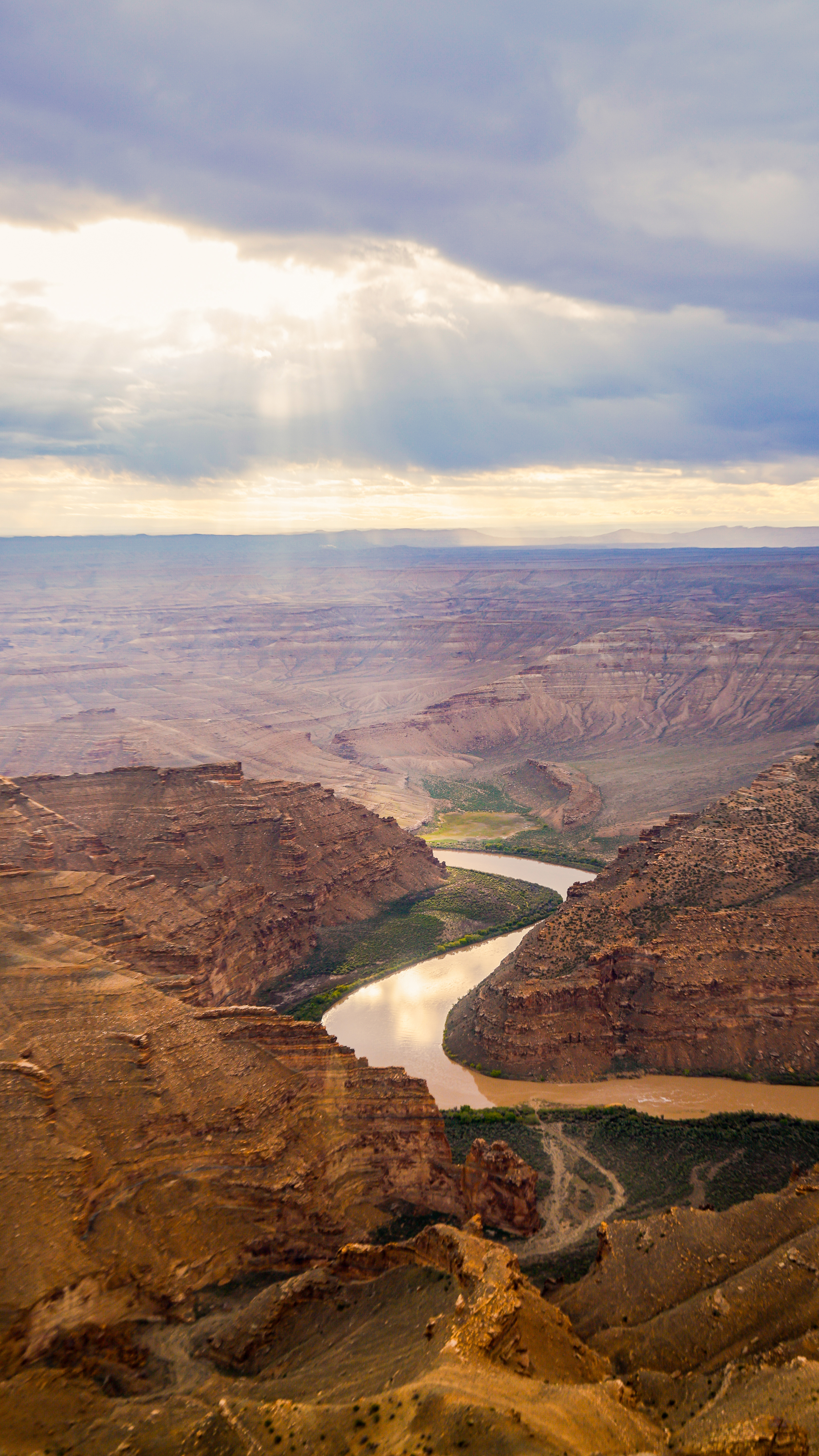 Green River cuts through the rock.
