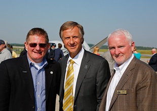 From left, Cirrus Aircraft’s Todd Simmons, Tennessee Gov. Bill Haslam, and AOPA President and CEO Mark Baker.